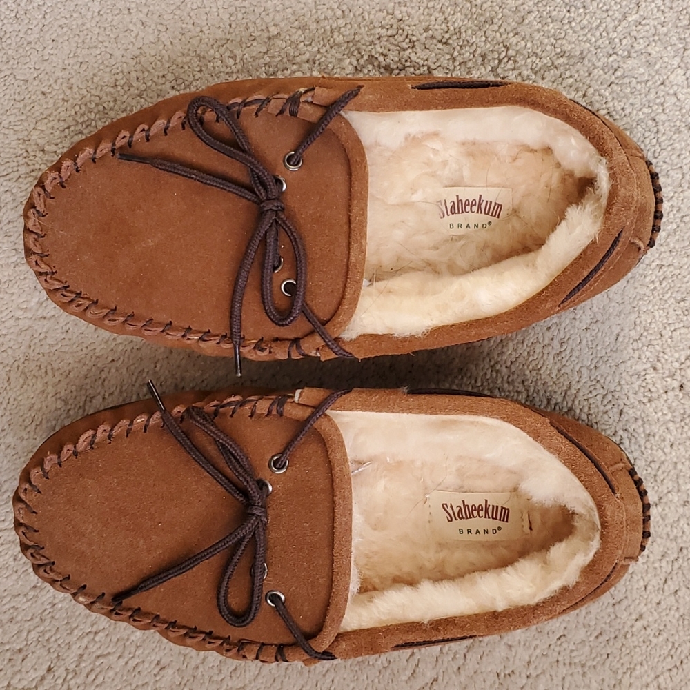 New Staheekum Men's moccasin slippers, Sz 8m in brown (wheat) color. Women sz 10